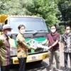 BANTUAN: Direktur SGF Kantor Indonesia Mr.Seunghoon Hong memberikan secara simbolis dump truck kepada pemerintah desa disaksikan oleh Bupati Subang H Ruhimat dan Sekda Asep Nuroni.. YUSUP SUPARMAN/PASUNDAN EKSPRES