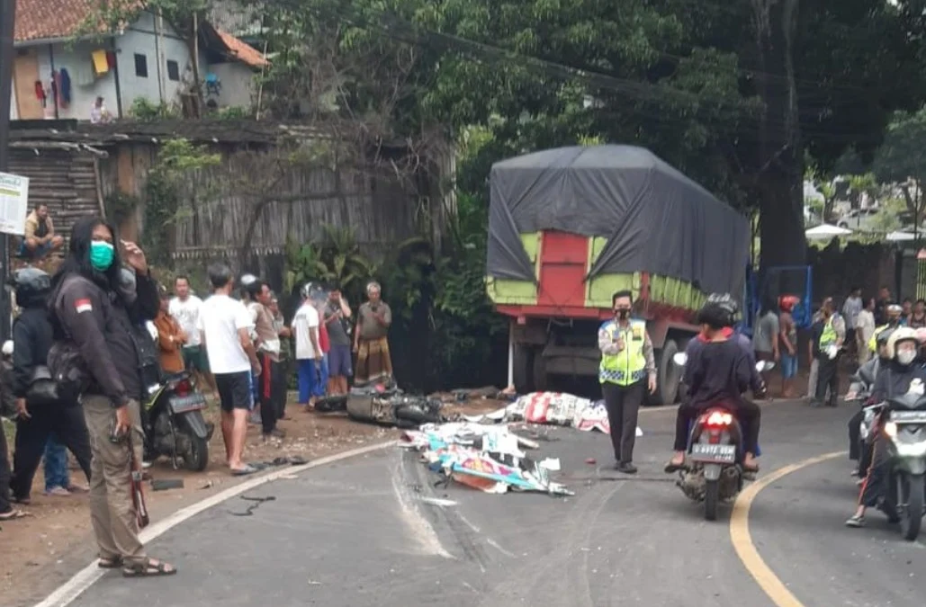 Rem Blong, Tronton Lindas Rombongan Pengantar Pengantin di Tikungan Sanur Jarinangor