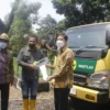 Direktur SGF Kantor Indonesia Mr. Seunghoon Hong (kanan) bersama Bupati Subang Ruhimat (kiri) memberikan dump truck secara simbolis kepada perwakilan Pemerintah Desa Wantilan di halaman Kantor DLH Subang, Jumat (26/11). (YUSUP SUPARMAN/PASUNDAN EKSPRES)