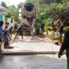 COR BETON: Sejumlah pekerja konstruksi jalan cor beton, saat melaksanakan pembangunan jalan lingkungan Kampung Ciawi – Kampung Cimaja Desa Mekarwangi Kecamatan Pagaden Barat. DADAN RAMDAN/PASUNDAN EKSPRES