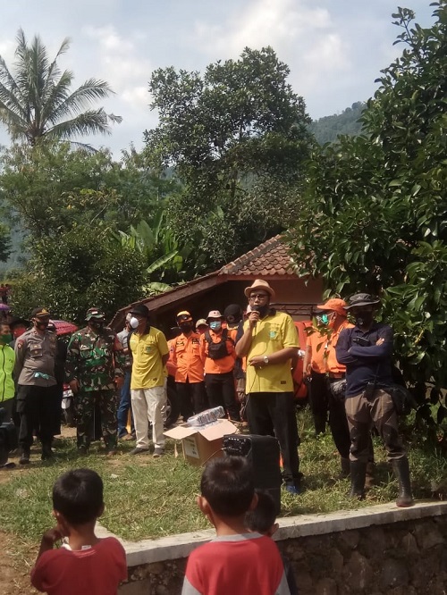 IMBAUAN: Camat Tanjungsiang Dadan Dwiyana saat memberikan imbauan kepada masyarakat agar waspada bencana.