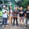 Yana Supriatna ( tiga dari kiri) warga Desa Sukajaya, Kecamatan Sumedang Selatan dikabarkan tiba-tiba muncul di Cirebon dengan kondisi baik-baik saja. (Foto: ISTIMEWA)