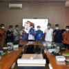 KERJASAMA: Foto bersama usai penanda tanganan MoU antara Politeknik Negeri Subang dengan CV Garuda Mas Subang serta penandatanganan Perjanjian Kerja Sama antara Politeknik Negeri Subang dan PT Trijaya Teknik Kerawang. INDRAWAN SETIADI/PASUNDAN EKSPRES