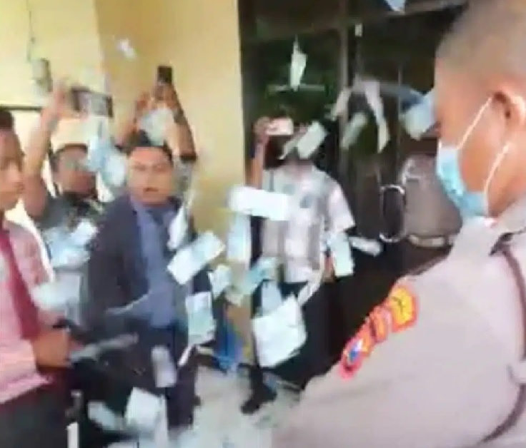 Viral Pengacara Hamburkan Uang Di Kantor Polisi! Ini Penyebabnya