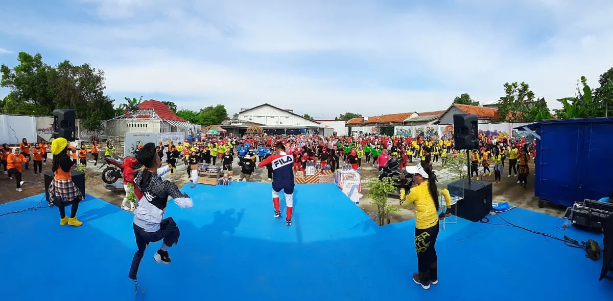 Kegiatan senam Senam Aerobik dan Zumba di Cafe Nusantara (Halaman Belakang Tridjaya Motor Pagaden), Sabtu (11/12).YUSUP SUPARMAN/PASUNDAN EKSPRES