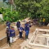 GOTONG ROYONG: Warga Desa Sukamelang Kecamatan Kasomalang bergotong royong merehabilitasi rumah Arkasih yang dimotori Karang Taruna. VERRY KUSWANDI/PASUNDAN EKSPRES