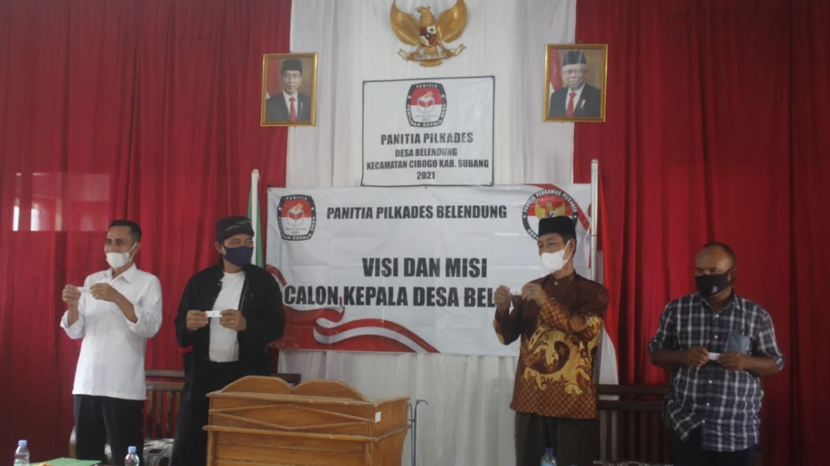 VISI MISI: Empat calon kepala desa yaitu Narsim, Hartono, Rasman dan Asep Supriyatna sesaat sebelum menyampaikan visi dan misi di Aula Desa Belendung. YUSUP SUPARMAN/PASUNDAN EKSPRES