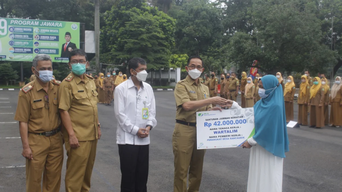 BPJamsostek Berikan Santunan kepada Ahli Waris Perangkat Desa, Sekda Sebut Pemda Komitmen Beri Perlindungan Sosial Ketenagakerjaan