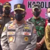 Kapolda Jabar, Irjen Pol Suntana diwawancarai media saat meninjau gerai Vaksinasi Covid-19 di Polres Subang