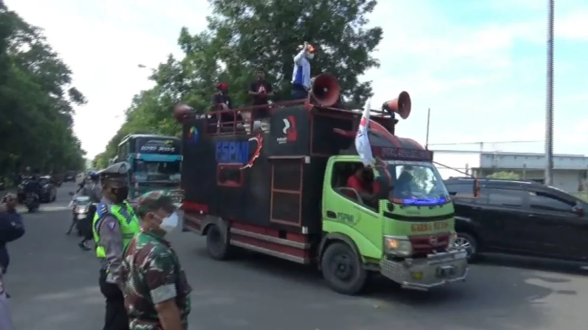 Ikut Aksi Unras Nasional, Ribuan Buruh Purwakarta Berangkat ke Jakarta