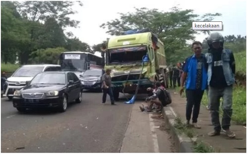 Astaghfirullah, Jangan Berada Di Belakang Truk! Di Tanjakan Nagrog, Truk Mundur Tabrak Pengendara