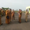 YOGI MIFTAHUL FAHMI PASUNDAN EKSPRES SURVEY LOKASI: Tim dari BP4D dan Dinas terkait saat melakukan survey lokasi groundbreaking pembangunan Rumdin Bupati Subang di Pantura yang berlokasi di Kecamatan Sukasari.