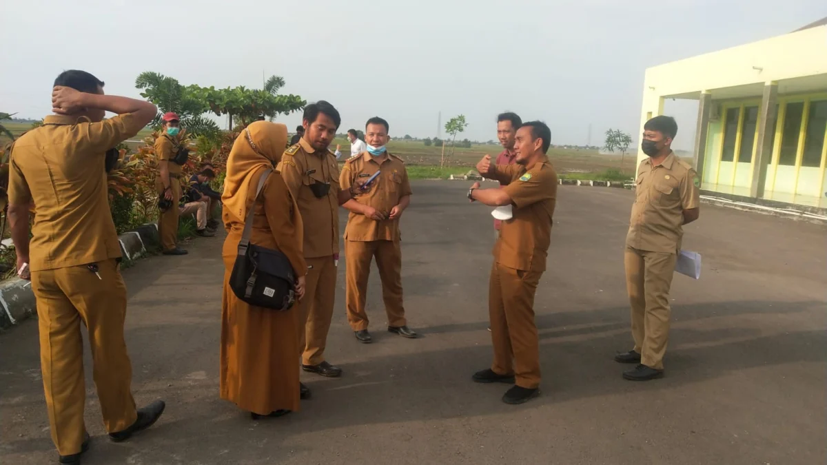 YOGI MIFTAHUL FAHMI PASUNDAN EKSPRES SURVEY LOKASI: Tim dari BP4D dan Dinas terkait saat melakukan survey lokasi groundbreaking pembangunan Rumdin Bupati Subang di Pantura yang berlokasi di Kecamatan Sukasari.