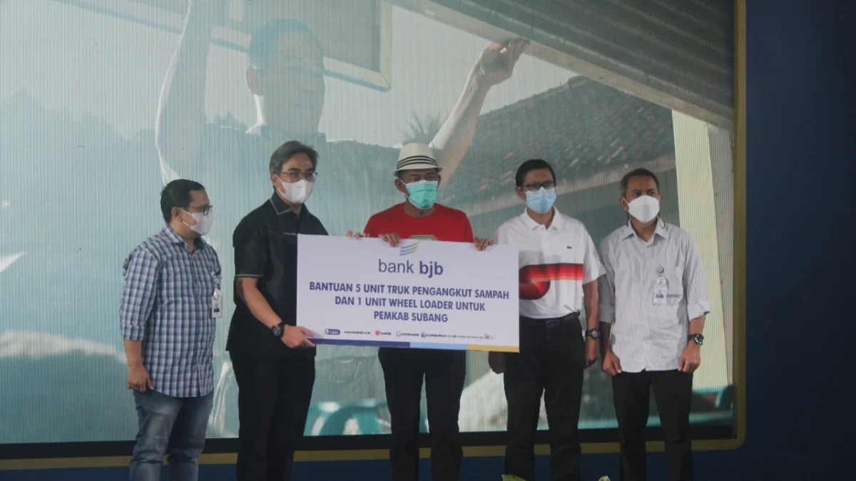 Tiga Tahun Jimat-Akur, bank bjb Berikan 5 Truk Pengangkut Sampah dan 1 Unit Wheel Loader