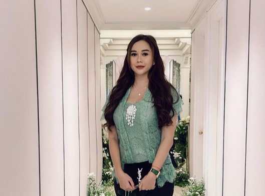 Pakai Kebaya, Aura Kasih Tampil Elegan dan Menggoda!