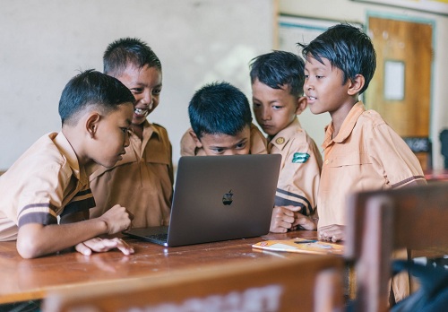 Cara Cek Kuota Internet Gratis Dari Kemendikbud Semua Kartu (ilustrasi sekolah online)