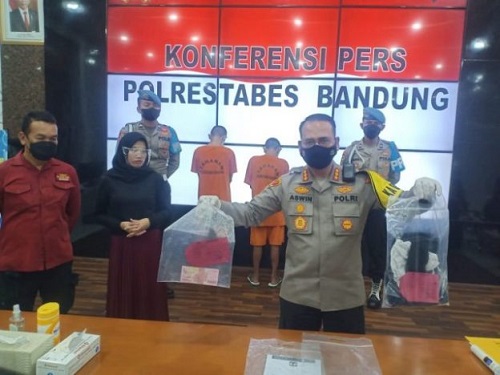 Inilah Peran 3 Orang dari 20 Pelaku Penyekapan, Pemerkosaan dan Penjualan ABG Di Bandung (konferensi pers, berbaju orange, pelaku penculikan dan perdagangan ABG di Bandung)