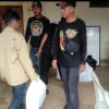 BANTUAN: Ormas Manggal Garuda saat memberikan bantuan ratusan paket nasi box. (EKO SETIONO/PASUNDAN EKSPRES)