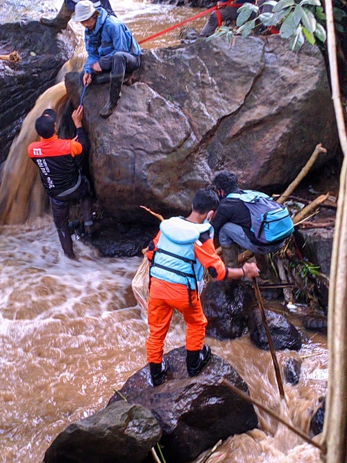 PENYISIRAN: Tim SAR menyisir aliran sungai Cikapundung untuk melakukan pencarian korban Reren yang hanyut terbawa arus. (EKO SETIONO/PASUNDAN EKSPRES)