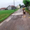 Ambu Anne Ditantang Jalan Leucir