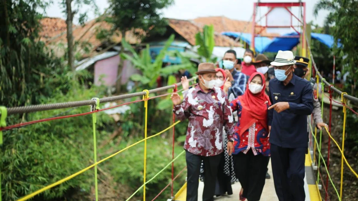 Usai Diterjang Banjir 2021, Jembatan Gantung di Cikaum Diresmikan