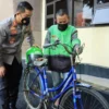 Pria Viral Berpakaian Ojol Gunakan Sepeda Ontel di Karawang
