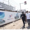 SIDAK: Pelaksana Tugas Bupati Bandung Barat Hengky Kurniawan saat melakukan inspeksi mendadak ke proyekk pembangunan Pasar Tagog di Kecamatan Padalarang. DOK PASUNDAN EKSPRES