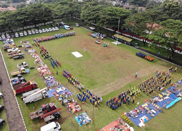 BULAN K3. Jajaran PT PLN (Persero) berfoto bersama usai menggelar pasukan dan peralatan menyambut Bulan Keselamatan dan Kesehatan Kerja (K3). ADAM SUMARTO/PASUNDAN EKSPRES