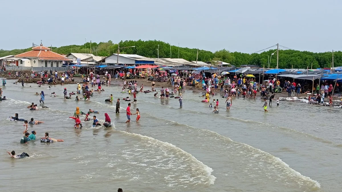 Libur Tahun Baru, Pantai Pondok Bali Ramai Dikunjungi Wisatawan