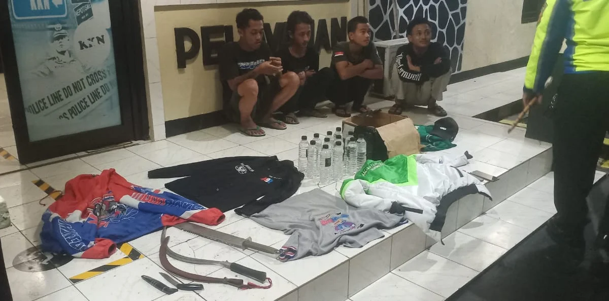 Bawa Sajam, Sejumlah Pemuda Diduga Geng Motor di Patokbeusi Diamankan Polisi