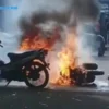 Tak Terima Ditilang Pria ini Bakar Motornya di Depan Pos Polisi
