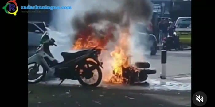 Tak Terima Ditilang Pria ini Bakar Motornya di Depan Pos Polisi