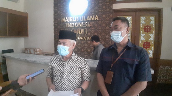 FATWA: Sekretaris Umum MUI Jabar, HM Rafani Akhyar menerima pengaduan dari PT Indonesia Power terkait terkait pendirian bangunan oleh Ponpes Alam Maroko di lahan tanpa izin. EKO SETIONO/PASUNDAN EKSPRES