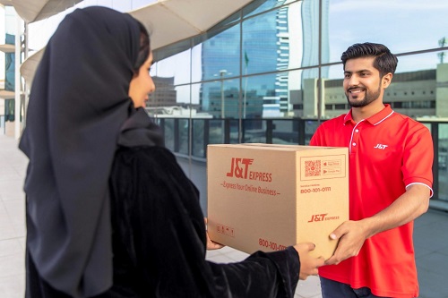 ILLUSTRASI: Kurir J&T Express menyerahkan kiriman paket kepada konsumen di Uni Emirat Arab . (IST)