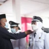 DADAN RAMDAN/PASUNDAN EKSPRES DILANTIK: Kepala Desa Muara Kartini saat dilantik oleh Bupati Subang H. Ruhimat bersama dua rekannya Kades Jayamukti dan Langensari.