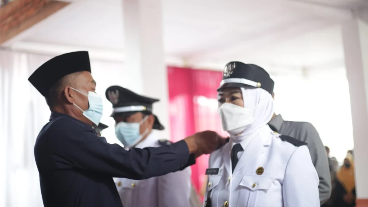 DADAN RAMDAN/PASUNDAN EKSPRES DILANTIK: Kepala Desa Muara Kartini saat dilantik oleh Bupati Subang H. Ruhimat bersama dua rekannya Kades Jayamukti dan Langensari.