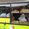 HARGA JUAL NAIK: Reza penjual ayam geprek terpaksan menaikan harga jual lantaran biaya prosukdi yang membengkak akibat bahan baku yang mahal. (EKO SETIONO/PASUNDAN EKSPRES)