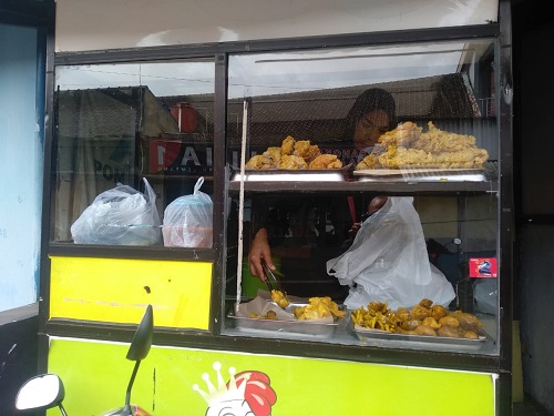 HARGA JUAL NAIK: Reza penjual ayam geprek terpaksan menaikan harga jual lantaran biaya prosukdi yang membengkak akibat bahan baku yang mahal. (EKO SETIONO/PASUNDAN EKSPRES)