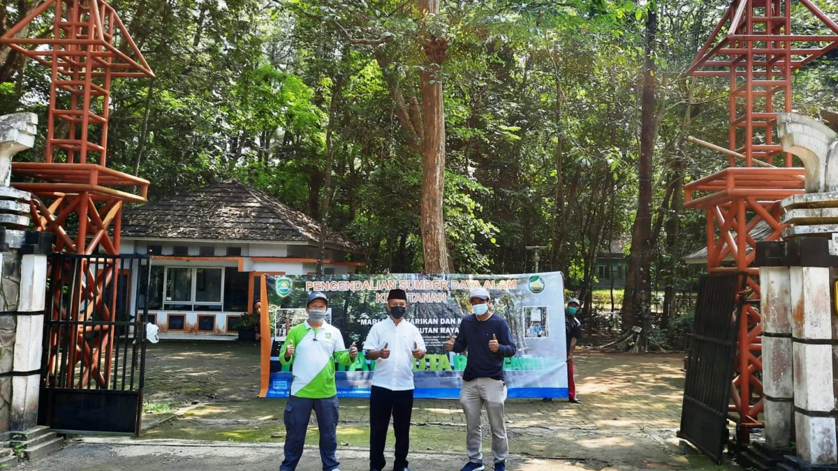 YUGO EROSPRI/PASUNDAN EKSPRES HUTAN KOTA: Gerbang masuk Hutan Kota Ranggawulung yang berada di Jalan Raya Subang-Bandung.