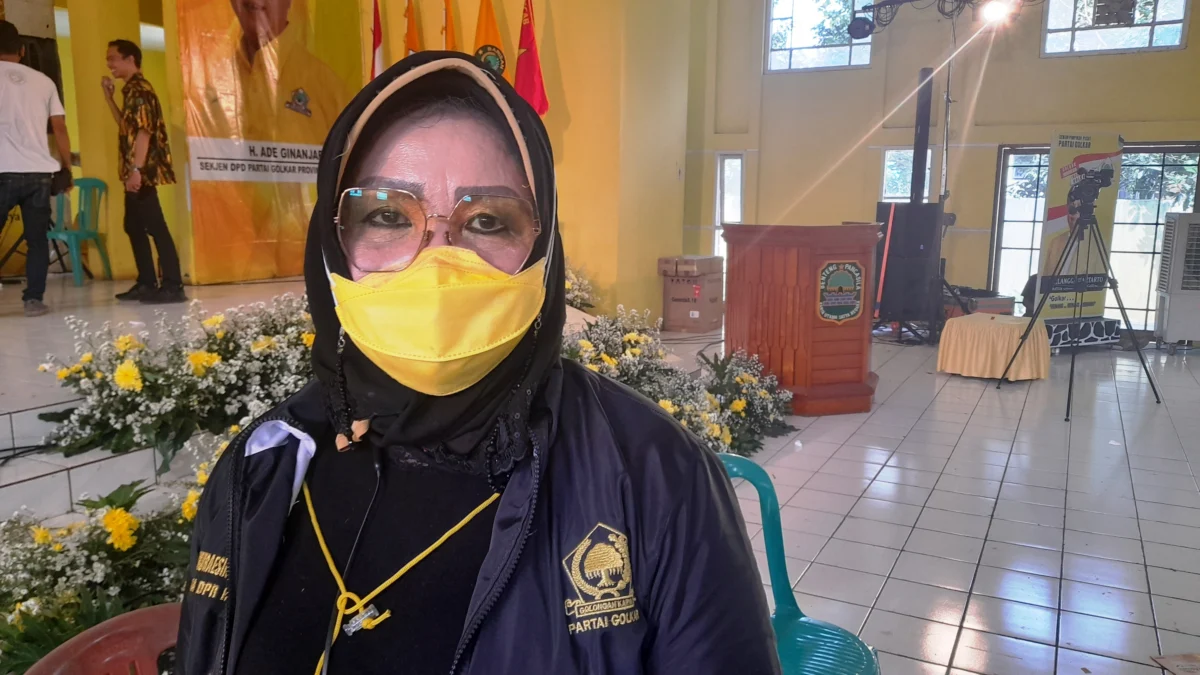 anggota DPR RI dari Fraksi Golkar, Hj Itje Siti Kuraesin