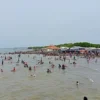 MERIAH: Suasana liburan tahun baru 2022 di Pantai Pondok Bali. Pantai Pondok Bali diserbu wisatawan lokal dan luar kota. YOGI MIFTAHUL FAHMI/PASUNDAN EKSPRES