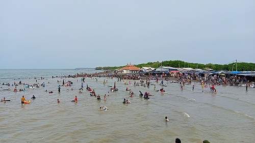 MERIAH: Suasana liburan tahun baru 2022 di Pantai Pondok Bali. Pantai Pondok Bali diserbu wisatawan lokal dan luar kota. YOGI MIFTAHUL FAHMI/PASUNDAN EKSPRES