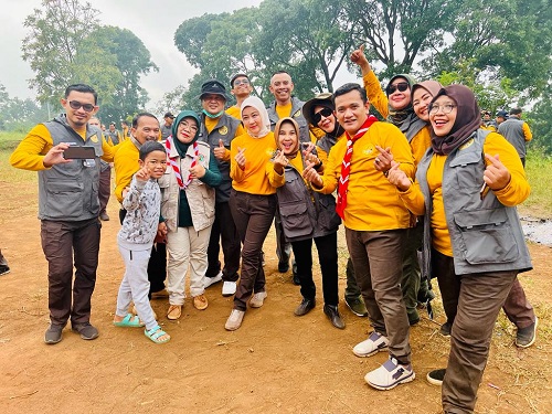 KOMPAK: Atalia Praratya bersama pengurus Kwarda Jabar nampak kompak dan larut dalam kegembiraan bersama para pengurus Kwarda Gerakan Pramuka Jabar. IST