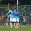 SELEBRASI: Pemain Persikas Subang Akmal dan Fardhan, pencetak gol ke gawan Persipu Depok, di Soccer Training Sabilulungan Si Jalak Harupat, Minggu (9/1). (VERRY KUSWANDI/PASUNDAN EKSPRES)