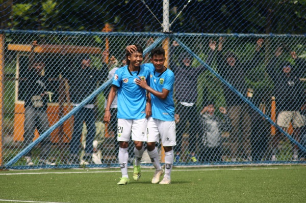 SELEBRASI: Pemain Persikas Subang Akmal dan Fardhan, pencetak gol ke gawan Persipu Depok, di Soccer Training Sabilulungan Si Jalak Harupat, Minggu (9/1). (VERRY KUSWANDI/PASUNDAN EKSPRES)