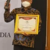 PRESTASI: Penghargaan “Trusted Quality Excellent Award 2022” untuk “kategori Best Innovative BUMD Air Minum” diterima langsung oleh Direktur Utama Perumdam Tirta Tarum H.M. Sholeh. (DEDY SATRIA/PASUNDAN EKSPRES)