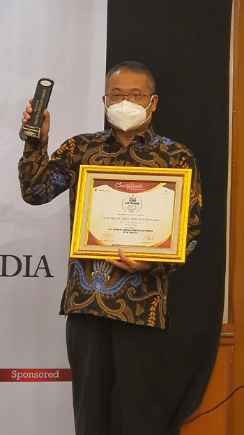 PRESTASI: Penghargaan “Trusted Quality Excellent Award 2022” untuk “kategori Best Innovative BUMD Air Minum” diterima langsung oleh Direktur Utama Perumdam Tirta Tarum H.M. Sholeh. (DEDY SATRIA/PASUNDAN EKSPRES)