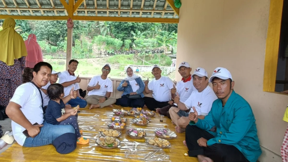 ADAM SUMARTO/PASUNDAN EKSPRES RASA SYUKUR: Pengurus DPD Partai Perindo Kabupaten Purwakarta saat menggelar silaturahmi dan mancing bersama menyambut Tahun Baru 2022.