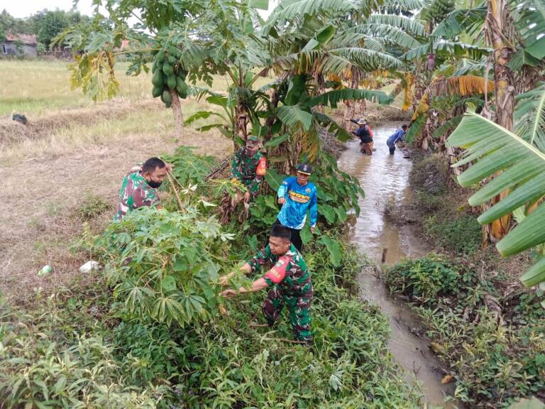 TNI Bareng Warga Kerja Bakti Cegah Banjir di Pantura