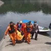 EVAKUASI: Tim Rescue Basarnas Bandung mengevakuasi jenazah Jajang yang tenggelam di Waduk Cirata, untuk dibawa ke rumah duka di Desa Ciharashas, Kecamatan Cipeundeuy, Bandung Barat. (EKO SETIONO/PASUNDAN EKSPRES)